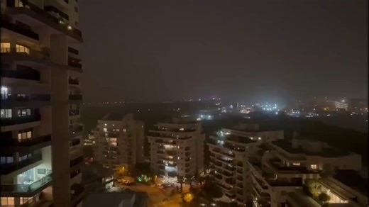 🇮🇷⚔️🇺🇸🇮🇱Israël: Un missile balistique iranien a frappé ce soir la localité de Petah Tikva à l'est de Tel Aviv.