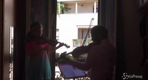 Flashmob della Filarmonica della Scala per i medici, l'esecuzione del musicista Lattuada