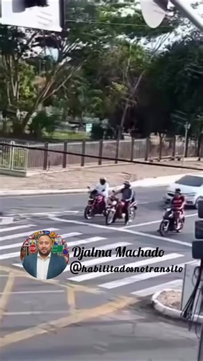 ​1. Avanço de Sinal Vermelho (Art. 208 do CTB) ​Esta é a infração principal e cristalina. Os motociclistas ignoram a sinalização semafórica de parada obrigatória. ​Natureza: Gravíssima. ​Penalidade: Multa (R$ 293,47). ​Pontuação: 7 pontos na CNH. ​2. Transmissão de Veículo sobre Faixa de Pedestres (Art. 193 do CTB) ​Ao avançar o sinal, os condutores atravessam a faixa de pedestres enquanto a preferência era dos transeuntes (ou do fluxo transversal). O Art. 193 pune severamente o ato de transitar