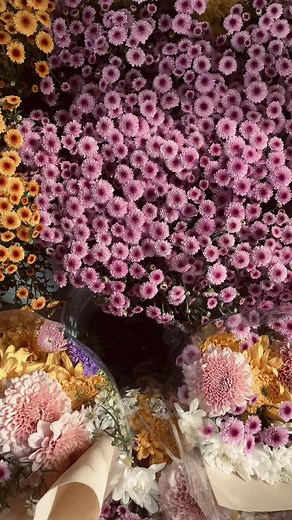 Bersama Orang yang Tepat: Merayakan dengan Bunga Segar