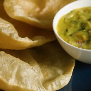 Poori and ee Masala Curry, crazy combination, kada? Follow us on Instagram: https://bit.ly/WirallyFoodInsta | Wirally Food