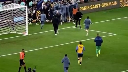 PSG-Flamengo: la course au petit trot de Chevalier et Zabarnyi pour féliciter Safonov