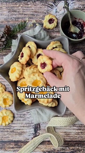 Für dieses Spritzgebäck brauchst du keinen Fleischwolf – ein Spritzbeutel reicht völlig aus 😉✨ So einfach, so zart und mit der süßen Marmelade einfach himmlisch lecker 🍓🎄 Das Rezept findest du in meinem Buch Weihnachtszauber aus meiner Küche – zusammen mit über 170 weiteren Ideen für die schönste Zeit des Jahres ❤️ Würdest du die Plätzchen lieber mit Erdbeer- oder Aprikosenmarmelade füllen? 😍 Kommentiere mit WEIHNACHTEN, wenn du den Link möchtest 📚 #weihnachtszauberausmeinerkueche #weihnach