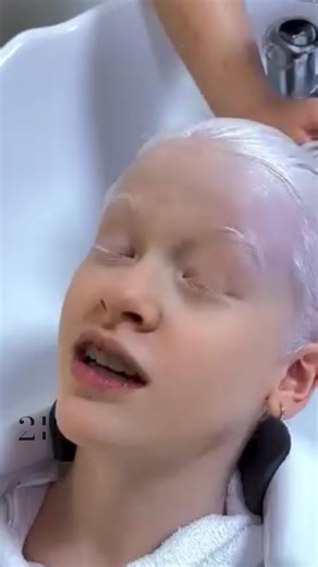 This albino girl always dreamed of a new hair color… 💖✨ Today, that dream became reality! Her reaction is priceless, and the transformation is simply breathtaking. 😍 See the full magical moment in the comments below 👇👇👇 | Maxine Duran