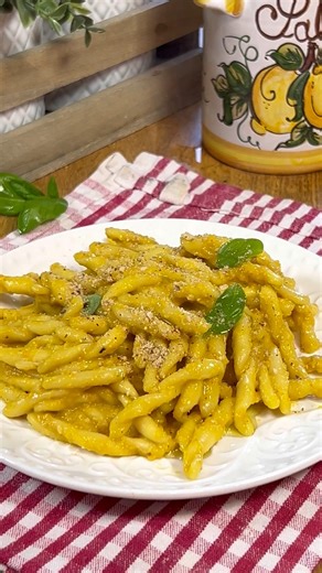 Cremosissima con peperoni gialli e mandorle 😍 Prova subito questa deliziosa pasta di Il caldo sapore del sud 🍝👇 Ingredienti: 2 peperoni gialli (di medie dimensioni) 1 cipolla (bianca o rossa di medie dimensioni) q.b. olio extravergine d’oliva 70 g formaggio tipo grana o parmigiano 4 foglie basilico 50 g mandorle pelate (tostate) 500 g pasta Pelate la cipolla sciacquatela e affettatela. Sciacquate i peperoni, potete usare i gialli, i rossi o entrambi, i gialli hanno un sapore più dolce e delic