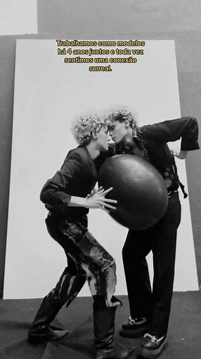 Androginos Modelos: Conexão Surreal Durante Sessão Fotográfica