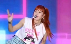 Lisa上疯马秀前后舞蹈风格的变化：从清纯玉女到脱衣舞娘，她经历了什么？