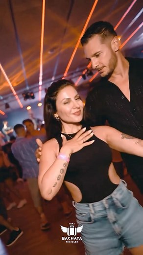 Aysel Bal on Instagram: "👉 Mais c’est quoi exactement une bachata sociale ? 💃🕺 « Le cours de bachata sociale », c’est tout simplement la danse que tu pratiques en soirée ✨ 🎶 Voici un exemple de bachata social partagé avec Geoffrey au HOT BCN à Barcelone. 💃🕺✨ ➡️ On mélange fun, technique et musicalité ➡️ On apprend des variations stylées mais toujours claires et propres ➡️ On développe la connexion avec son partenaire pour vraiment profiter du moment 💫 Un cours où on s’amuse, on progresse