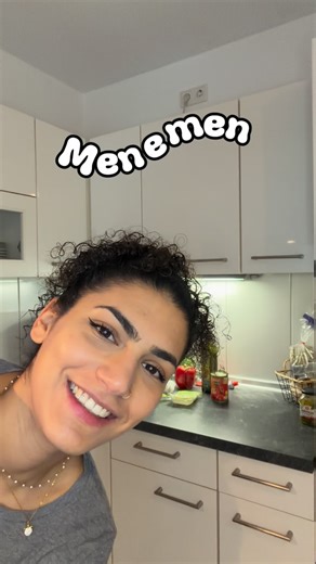 Seinep | Princess Charming 2025 🌈 on Instagram: "Menemen ✨das beliebte Frühstück aus der Türkei (2 Portionen) Zutaten: 2–3 EL Olivenöl oder Butter 1x Zwiebel (optional) 200 -250 g rote Paprika Vegane Salami-Sticks mit Chili (nach Geschmack) 1 EL Tomatenmark 3 frische Tomaten halbe Dose gehackte Tomaten 3 Eier Schafskäse (zerbröselt) Frische Petersilie Salz Schwarzer Pfeffer Chilipulver So geht’s: Öl oder Butter in einer Pfanne bei mittlerer Hitze erhitzen. Zwiebel fein schneiden und glasig brat