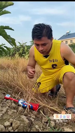 茄子地捡到奥特曼超人牙刷，波特挥动巨刷守护田地赶跑捣乱小怪兽。#儿童牙刷 #奥特曼牙刷 #奥特曼玩具 #奥特曼 #亲子玩具