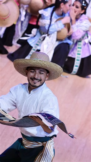 🎉💛 El Carnaval de Cajamarca contagia alegría en cada paso y cada sonrisa. Color, música y tradición que celebran el espíritu festivo del Perú. 🇵🇪✨ Vive esta y muchas más danzas en nuestro Almuerzo Show y Noche de Folklore. Entradas aquí: https://bit.ly/BrisasdelTiticaca #BrisasdelTiticaca #CulturaViva #DanzaPeruana #FolklorePeruano #Perú #Cajamarca | Brisas del Titicaca Asociación Cultural
