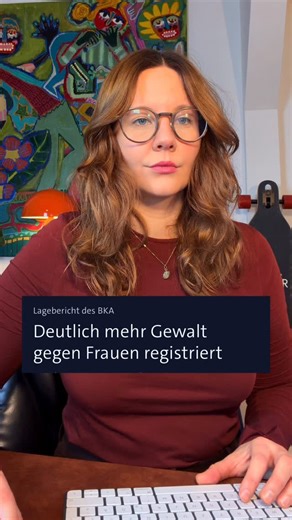 Leonie Schöler 🏳️‍🌈 on Instagram: "Heute ist der Internationale Tag gegen Gewalt an Frauen. Und wenn wir über Gewalt reden, müssen wir über Antifeminismus reden. Antifeminismus ist keine „Meinung“, sondern eine Ideologie und politische Strategie, die gezielt feministische Errungenschaften angreift – von Frauenhäusern über Gender Studies bis zu Trans-Rechten. Studien zeigen: Er ist eng mit Rassismus und Antisemitismus verknüpft und ein zentrales Bindeglied der extremen Rechten. Schon um 1900 s
