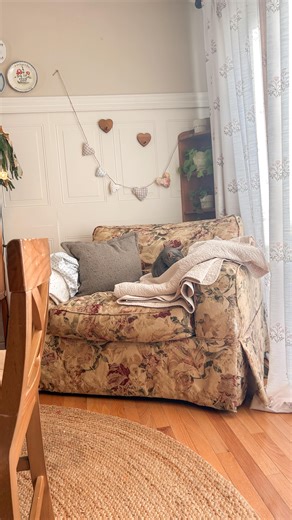 Sarah’s Little Corner on Instagram: "i never quite finish a project - but it’s looking cute. and that’s all that matters 💛 #diygarland #valentinesdecorations"