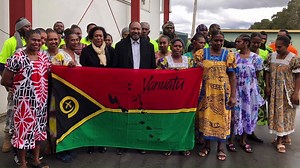 During their official visit to #Australia as guests of the Australian Government, Vanuatu’s Prime Minister, Charlot Salwai and his delegation visited ni-Vanuatu working at an apple farm Stanthorpe, Queensland, Queensland, Australia as part of the Seasonal Worker Program (SWP). Prime Minister Salwai met with the employers and the workers and saw the positive impacts of their experience in Australia. The program benefits thousands of ni-Vanuatu each year. #SWP #LabourMobility #Partnership Australi