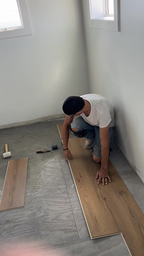 82K views · 430 reactions | How To Start Vinyl Lock-In Flooring﫱‍﫲 #reelsviralシ #fypviralシ #reelsfypシ #viralreelschallenge #fypシ #viralvideochallenge #construction #flooring #tips #fblifestyle | Favored Accents LLC | Facebook