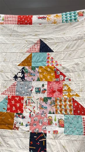 Aimee is showing off her latest festive quilt! Made with ★ RUBY STAR SOCIETY ★ Jolly Darlings Charm Pack and other festive fabrics from her stash. Shop festive Charm Packs > https://tr.ee/Cn4D4Y | The Sewing Studio UK