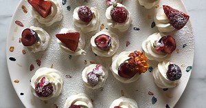 Mini pavlovas aux fruits rouges, chantilly à la menthe, et citron par Les Gros Gâteaux