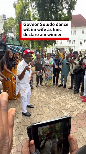 Chukwuma Soludo show im dancing skills as e ‘scata’ di dance floor wit im wife afta di Independent National Electoral Commission declare am winner of di Anambra State gubernatorial election wey happun on Saturday 8 November. Soludo, wey be di candidate of di All Progressives Grand Alliance (APGA), secure 422,664 votes to beat im closest rival, di All Progressives Congress (APC) Nicholas Ukachukwu, wey poll 99,445 votes. More on di tori dey here: https://www.bbc.com/pidgin/articles/cjw98zpl2j7o #