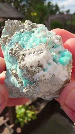 Smaragd, Kalcit a Pyrit na hornině - Chivor, Boyacá, Kolumbie