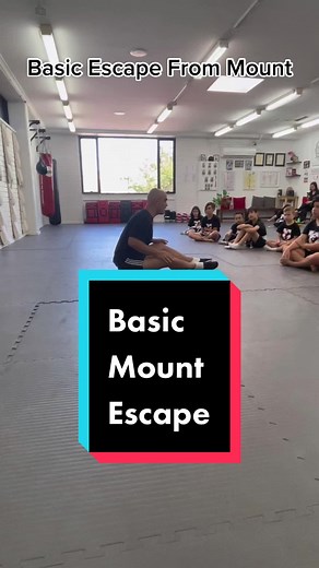 The bridging movement is an essential skill for escaping pinned positions. #wingchun #grappling