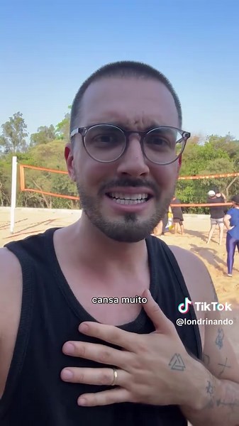 Jogando Vôlei em Família com Bola Gigante