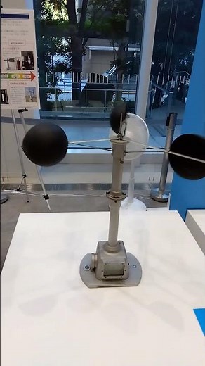 風向計は羽根の回転軸に発信器を付け羽根の角度を電気信号にする。風速計は風杯(ふうはい)の回転により風速を測る。風向風速計はプロペラの回転により風速を測る。港区みなと科学館にて。#気象 #weather