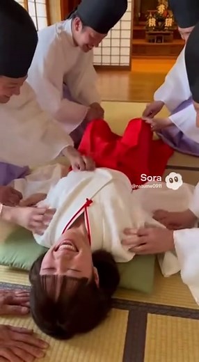 巫女を囲む神主たちのくすぐりショー