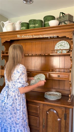 Leslie Rodgers on Instagram: "Do you say putter, piddle, tinker or faff when redecorating spaces! Whatever you say, for me it amounts to self-care. I am a homebody. I find it soothing to putter about my home. I find it fun to tinker with knickknacks on a shelf. I find it relaxing to piddle about in the kitchen trying to decide what I would like to bake, and I find joy in faffing the cushions for no reason other than it makes my home pretty. I love my home, and little tasks others might find mean