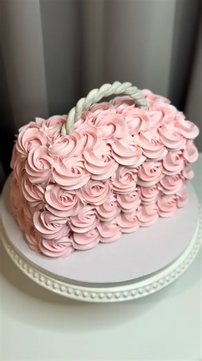 Is it a purse… or is it cake? 👛🎂 This hand-piped buttercream purse cake is giving soft luxury, vintage glam, and main-character energy 💕 No fondant. Just patience, detail, and a LOT of buttercream rosettes. Would you cut into it or keep it forever? 👀👇 📍 San Diego custom cakes 👩🏽‍🍳 Made by Tu Madres Bakery