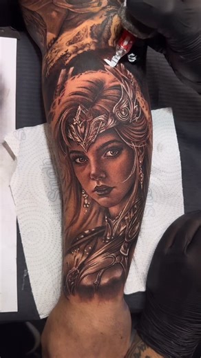 Marcio Morbene | RS - SP | Tatuagens Realista on Instagram: "✨ Toda tatuagem carrega uma história única. E a próxima pode ser a sua. 🎯 Chegou o momento de eternizar sentimentos, conquistas e lembranças em arte na pele. 💉 Agende agora: (51) 98112-5206 🎨 Projetos exclusivos, criados sob medida, com o que há de mais avançado no mercado – @nexas.pro 📍 Studios Morbene Tattoo – SP & PR 🚀 Parceiros oficiais que elevam sua experiência: 💊 @growthsupplements – Cupom: Morbene 👕 @ruxofficial.c0m – Cu
