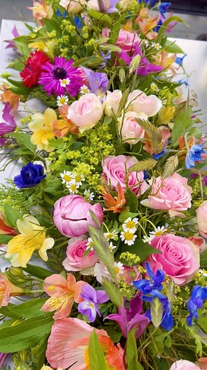 I mars får vi ca 5 minutter ekstra dagslys hver dag - det går raskt mot lysere tider🥰 Å lage flotte blomsterarbeider med vår- og sommerblomster rett fra naturen er noe av det jeg liker aller best💐 | Nidaros Lys og Blomster