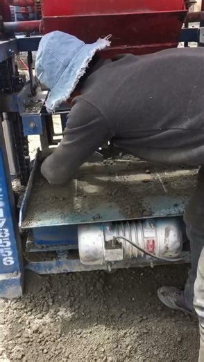 A block making machine suitable for small brick factories #Hollowblockmachine #blockmakingmachine