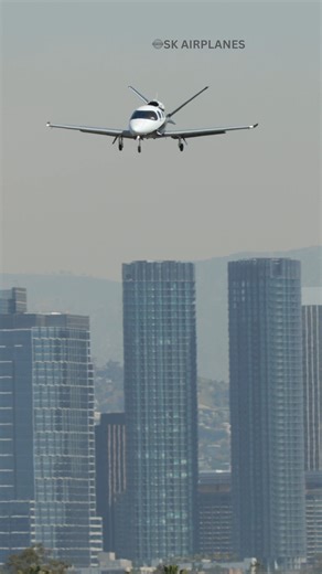 493K views · 12K reactions | Cirrus G2+ Vision Jet | N861PG | Landing at Santa Monica Airport #businessjet #privatejet #bizjet #planespotting #cirrusaircraft #cirrus | SK Airplanes | Facebook