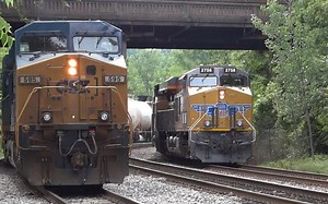 联合太平洋涂装双机重联SD70内燃机车运货