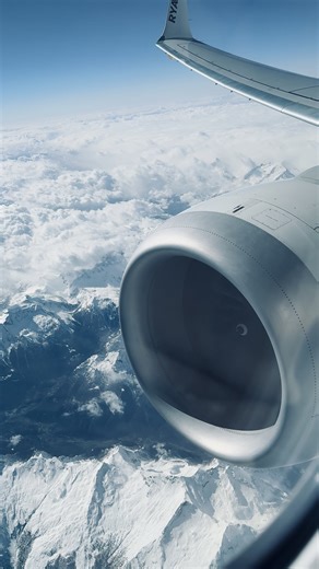 Boeing B737 Max 8 flying over snowy mountains #b737 #boeing737 #b737max #flying #snowy