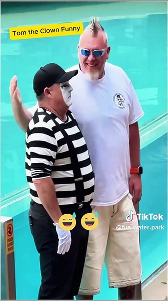 Funny clown!! #mime #funny #funnyvideos #foryoupage #viral #funwaterpark #mimefunny #seaworld #smiles #clown #comedyvideo #viralvideo #tom #tomthemime #trendingvideo #tiktokusa #veryfamous #fyp #tomtheseaworldmime