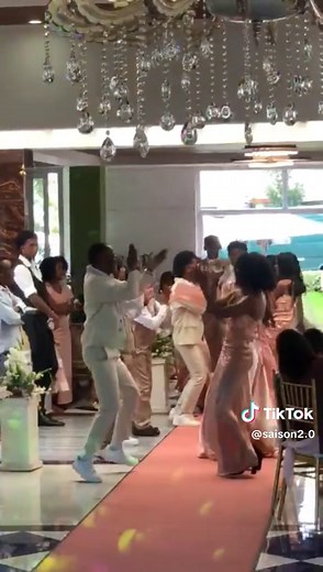 Entrée en salle de mariage avec Rim-Ka et danseurs