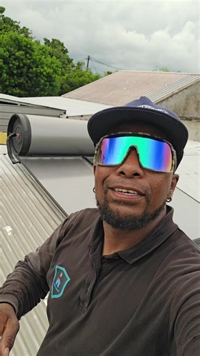 RÉVISION DE TOITURE La révision est conseillée 10 à 15 ans après la création de la toiture, car celle-ci subit les conditions et conséquences climatiques. 🌧️🌡️ Elle perd en efficacité et en valeur. 📉 Cela ne prévient pas, il n'y a pas de signe d'alerte, mais selon votre zone géographique, il se peut qu'à partir de 7 ans les dégradations commencent à se voir (ex: bord de mer). 🌊 Ma révision consiste en quoi: Travaux 🛠️ >> REMPLACEMENT DES VIS DE FIXATION 🔩 >> CONTRÔLE ET REPRISE DES BANDES 