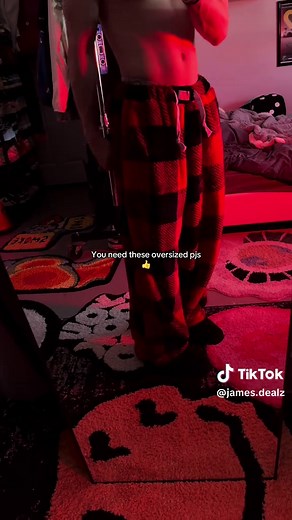 These are the softest pjs on here the quality is insane as well I’m in love with these pants #fyp #pjs #baggypants #fuzzypajamas #pajamas #comfyclothes #mensfashion