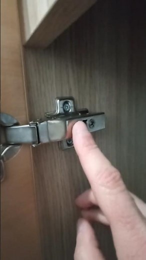 how to adjust cabinet door hinges
