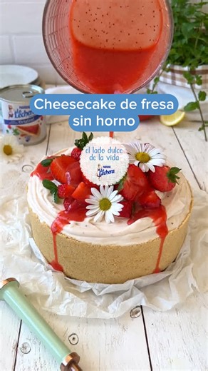 ¡Qué tentación! 😍 Este cheesecake de fresa sin horno es todo lo que necesitas para sorprender a mamá en su día. 🍓✨ ¡El postre perfecto para celebrar el #DíadelaMadre! ¿Te atreves a prepararlo? 😋🎉 📝INGREDIENTES 🔸370 g (1 lata pequeña) de Leche condensada LA LECHERA⁣⁣ 🔸180 g de galletas redondas tipo María⁣⁣ 🔸80 g de mantequilla⁣⁣ 🔸250 g de queso blanco cremoso para untar⁣⁣ 🔸250 g de mascarpone⁣⁣ 🔸600 g de fresas limpias (400 g para el coulis ＋ 200 g para la decoración)⁣⁣ 🔸40 g de azúc