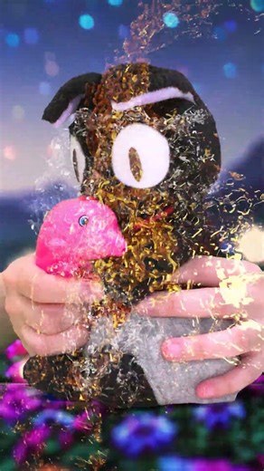 可愛いのに綺麗すぎる。カラフル水で遊ぶクロ😺🐬🌈