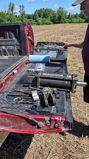 Easy fix! JD 8640 #bigtractorpower #farmequipment #johndeere #machine #agriculture #harvest #germanshorthairedpointer #farmer #farming | Michigan Farmer