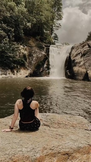 Elk River Falls 🌲🥾 . . . #rusticpages #forestphotography #naturephotos #forestlovers #natureseekers #naturephotography #natureinstagram #quietthechaos #quietinthewild #simpleandstill #ofquietmoments #aquietstyle #wanderfolk #simplethingsmadebeautiful #wanderer #countryliving #forestcore #hikingadventures #adventureisoutthere #hikingtrails #hikinglife #roamtheplanet #mountainstories #mountainlife #appalachianmountains #blueridgemountains #waterfalls #waterfallsofinstagram | Rustic Pages