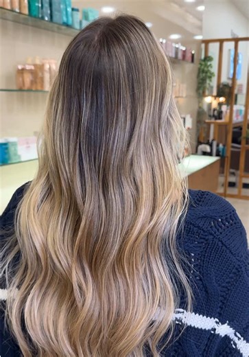 Lucia ✨ Para ella diseñamos un balayage a media , pensado en su base natural , su tono de piel y teniendo en cuenta el efecto que quería conseguir . El resultado es una melena luminosa, natural y con movimiento . ✨ Si buscas un color hecho para ti , reserva tu cita y lo creamos 🤍 #balayage #balayagePamplona #peluqueriapamplona #lorealpro #RaselFelipeGorriti