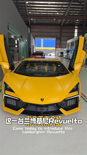 MC_Dconcept Recon Car Advisor on Instagram: "🔥 Lamborghini Revuelto：V12 的新时代已经到来 一台把传统与未来融合到极致的旗舰。 Revuelto 搭载全新的 V12 插电混动系统，综合输出 超过 1000匹，扭力更是突破 1100Nm，性能直接迈入新维度。 对比上一代传奇 Aventador SVJ： SVJ：770匹 / 720Nm Revuelto：马力 +300 匹、扭力直接翻倍 0-100km/h 仅约 2 秒多一点，比 SVJ 明显更狠、更快、更干脆 外观更锐利、空气力学更高效； 车身大量采用碳纤维，轻、硬、稳； 内饰换上三块屏幕，科技感全面提升。 Revuelto 不只是新的旗舰， 它是 V12 的未来、是性能的另一种极致表达。 如果你曾经喜欢 SVJ， 那 Revuelto 会让你重新定义“旗舰”两个字。 #lamborghinirevuelto #revuelto #lamborghini #v12 #hybridv12 #lambomalaysia #supercar #hyperc