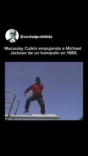 Verdad Prohibida 🎭 on Instagram: "En 1989, una imagen capturó la atención de los medios y dejó una huella en la cultura pop: Macaulay Culkin, en su juventud, empujando a Michael Jackson desde un trampolín. ¿Sabías que tenemos un libro llamado “Lo Inexplicable: Perderás la fe en la Humanidad” que está siendo muy polémico ya que expone la VERDAD de este mundo? Y puedes leerlo desde el link de nuestra biografía 👀🔞"