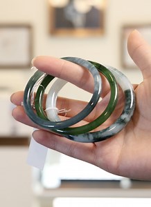 The unmistakable sound of real jade 💚 ✨ Guatemalan Jadeite – known for its rich, deep green ✨ Nephrite Jade – softer green, often creamier in tone ✨ Jadeite Jade – the most prized, with the widest range of colors (green, lavender, white, black, and more) Though each type has its own unique look and feel, they all share that iconic jade sound: a crisp, resonant “cling” that can’t be faked. The pitch and tone vary slightly due to density, translucency, and shape, but once you know it, you know it