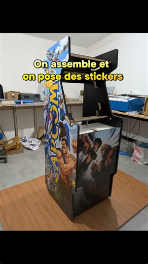 une borne d'arcade avec un écran 21pouces 4:3 sur le thème de Capcom