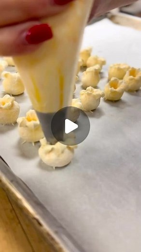 Adam Schihab on Instagram: "Here are cool techniques to make butter popcorn   piping using #pipping #nozzel If you’re trying to make your cream cakes, or any kind of decoration for the dessert    this is a wonderful technique that you can utilise to make things looks like a real popcorn. Very beautiful right  #chefs #foodblogger Save  this post for the rainy day! 杻杻 #buttercream   @buttercreambakeries ✅"